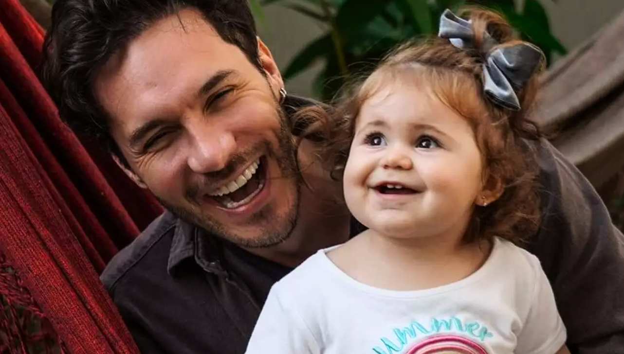 Eliezer compartilha vídeo de filha com internautas e diverte web