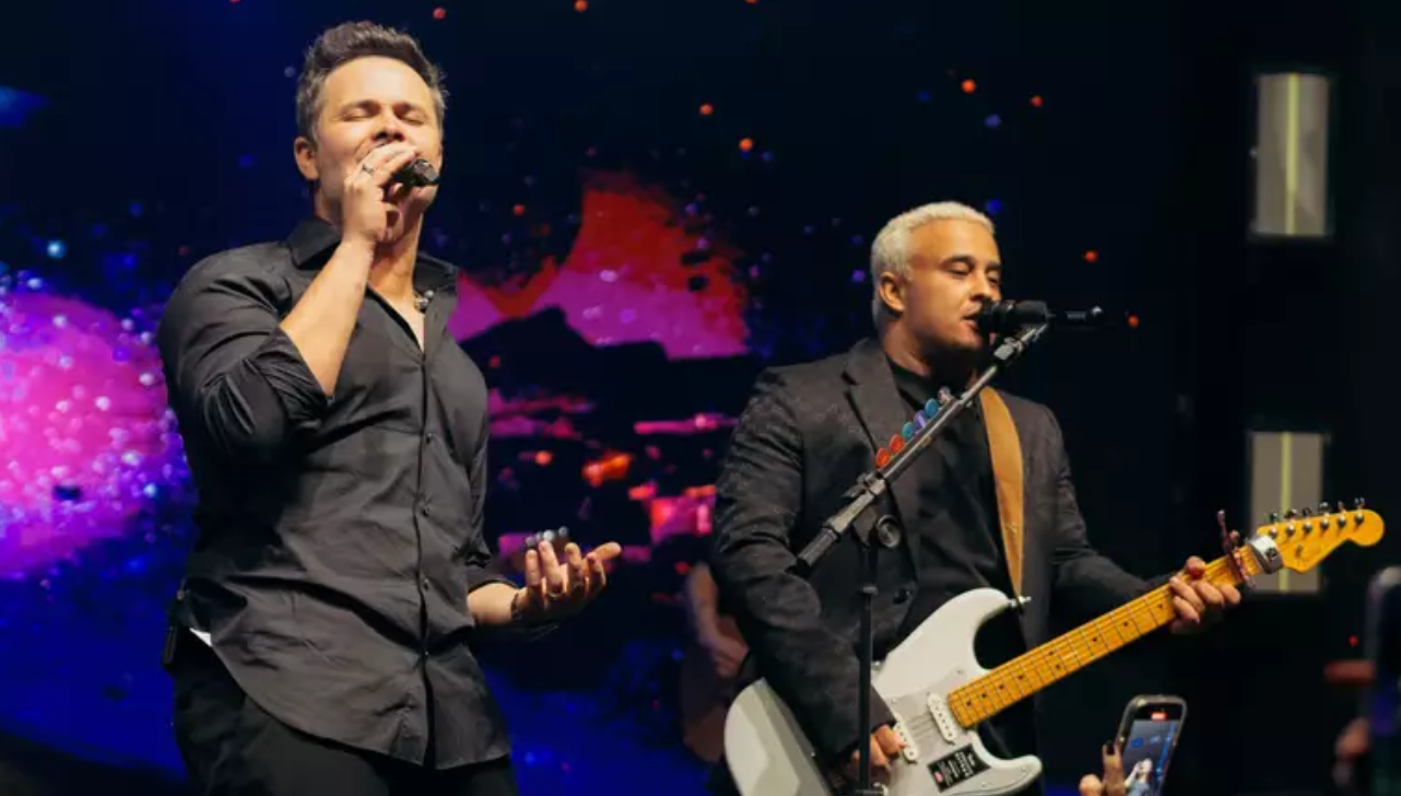 Matheus e Kauan celebram 15 anos de carreira com lançamento de álbum e livro