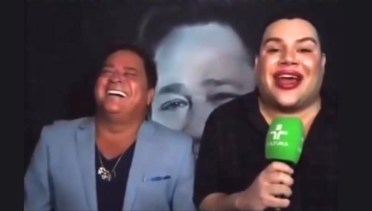 Leonardo tem crise de riso ao ver que repórter usa gloss vermelho