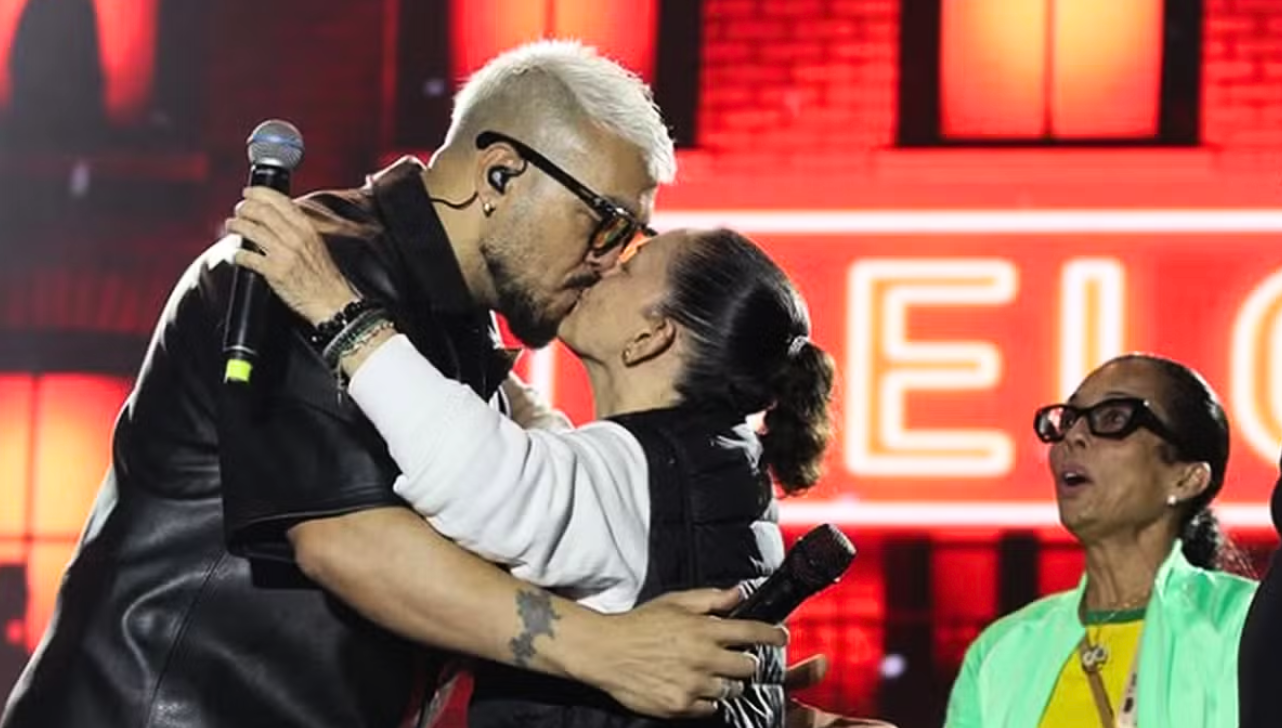 Prefeita de cidade baiana realiza sonho e beija cantor Belo em festa de São João