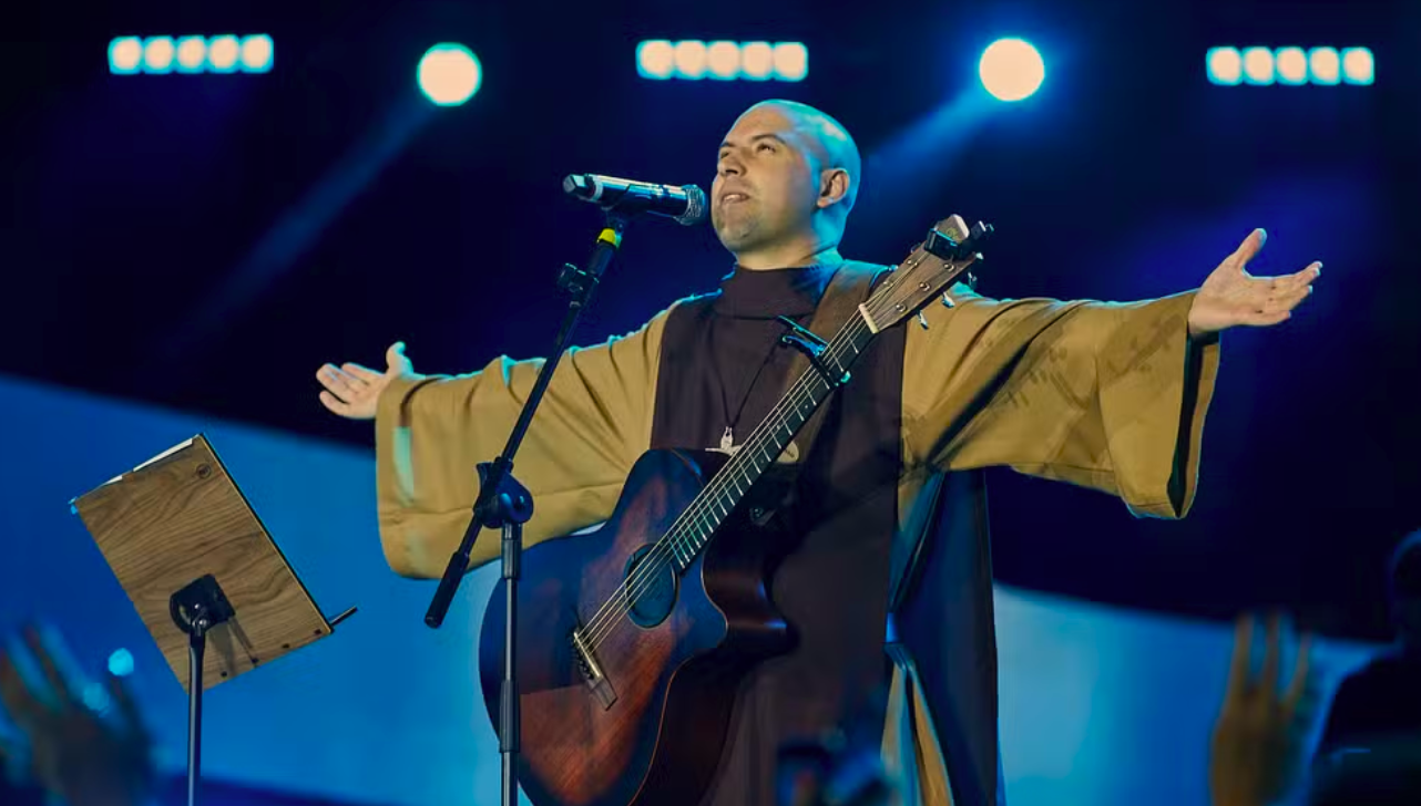 Frei Gilson emociona multidão na Festa do Peão de Barretos com fé e adoração
