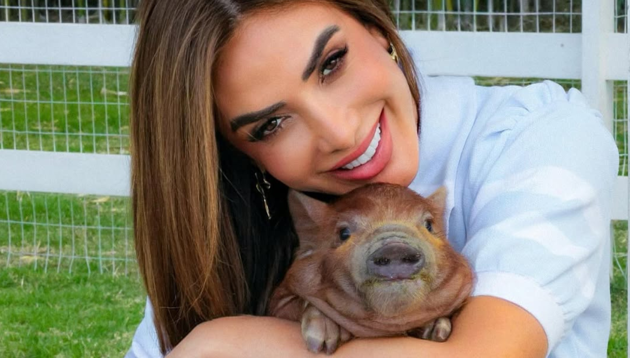 Nicole Bahls faz homenagem à Fe Paes Leme com nome de sua nova porquinha