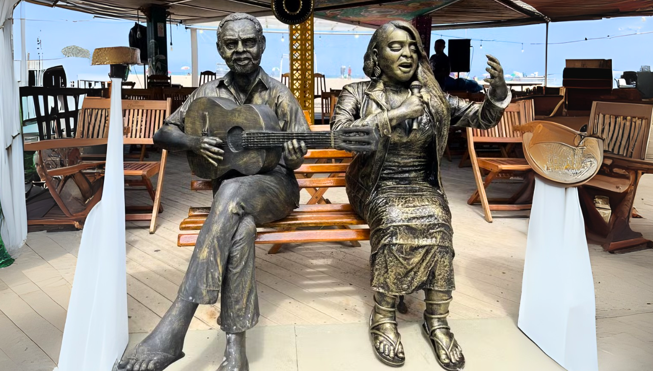 Preta Gil ganha estátua ao lado de Gilberto Gil em Copacabana