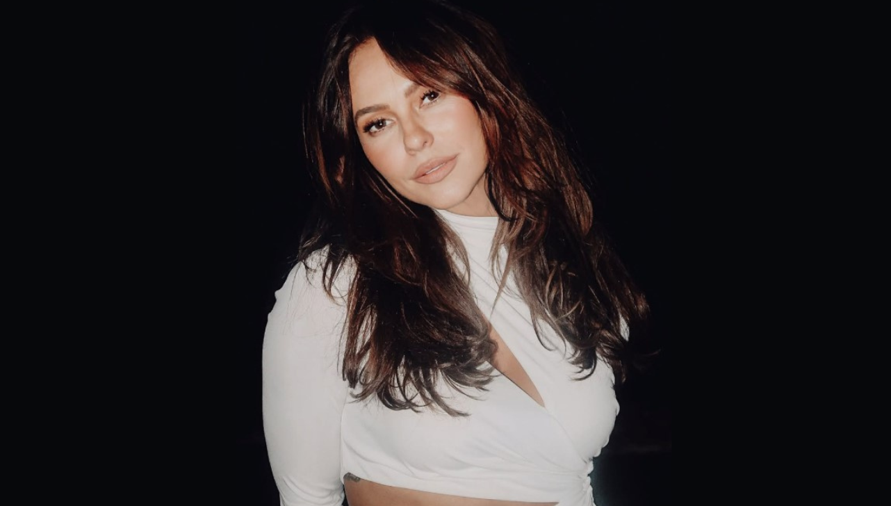 Paolla Oliveira recebe caminhão de rosas de admirador secreto