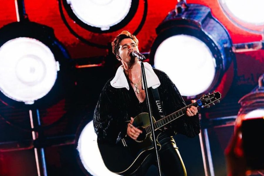 Fã pede por foto e Luan Santana acaba levando celular Fã pede por foto e Luan Santana acaba levando celular