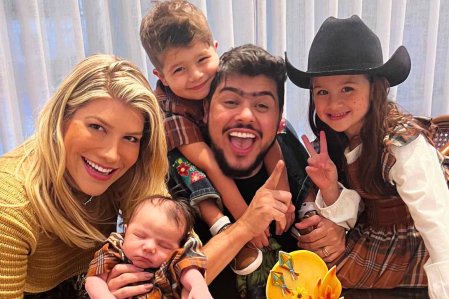 Cristiano faz alerta aos pais ao encontrar ilustrações nos brinquedos