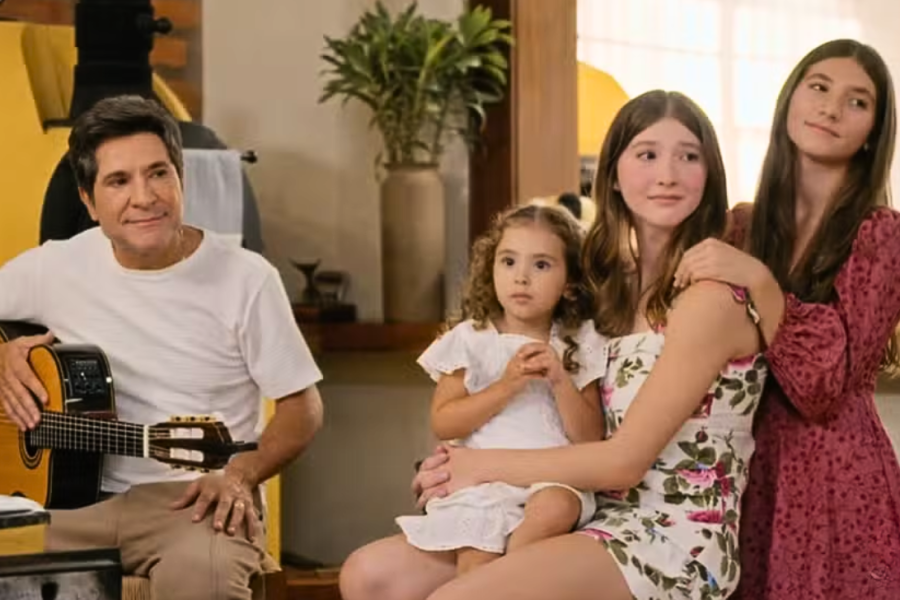 Daniel celebra o Dia dos Pais cantando com filha mais