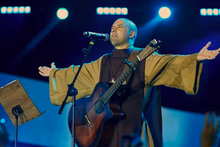 Frei Gilson emociona multidão na Festa do Peão de Barretos