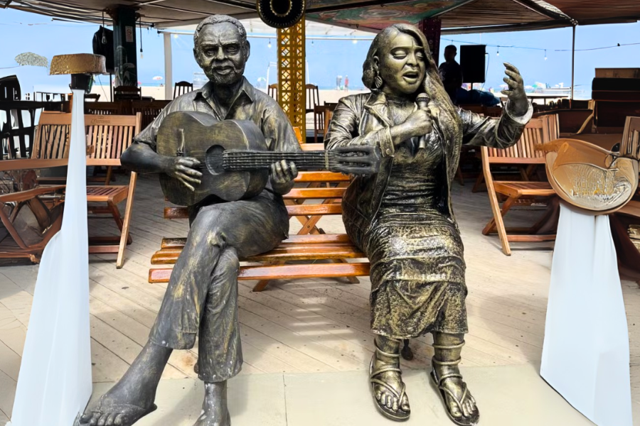 Preta Gil ganha estátua ao lado de Gilberto Gil em