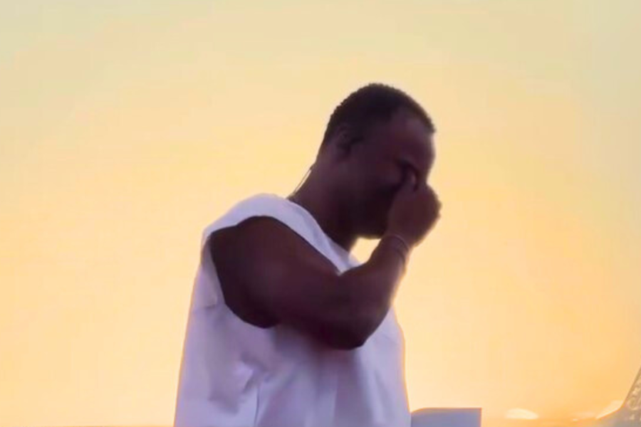 Thiaguinho fica emocionado durante Tardezinha com homenagem ao primeiro filho,