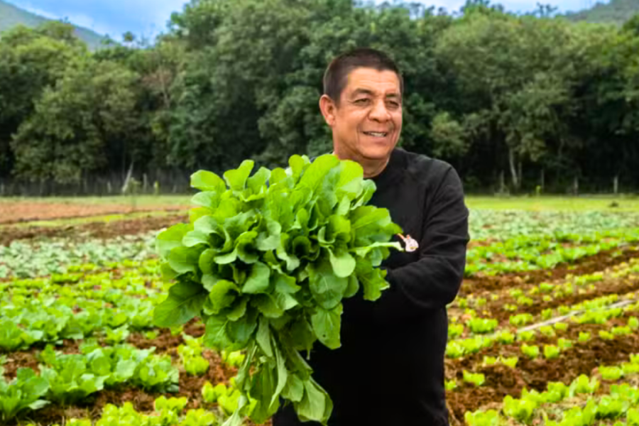 Zeca Pagodinho fornece sítio para produzir alimentos para quem tem